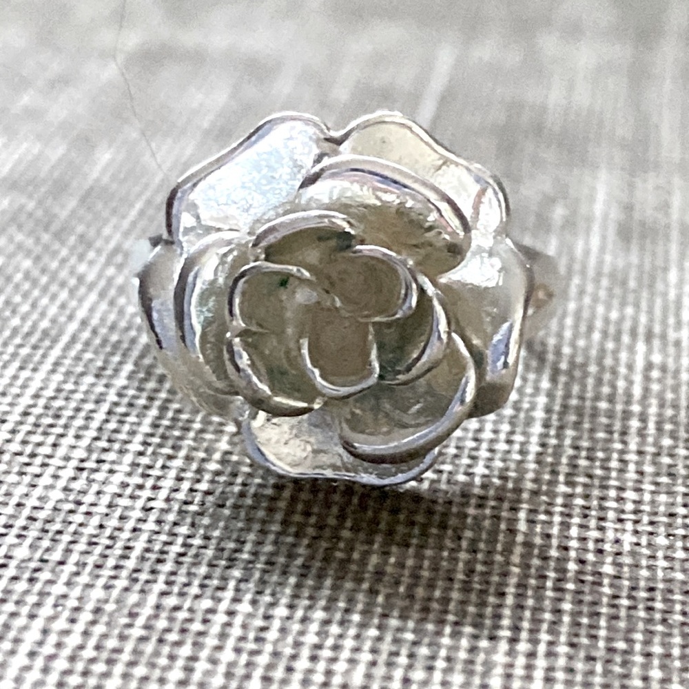 Silver stamped flower 🌺 design ring vintage size 8